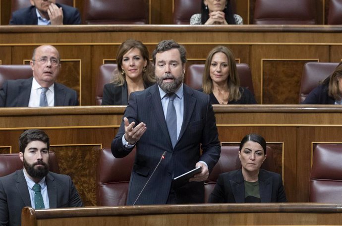 El portavoz parlamentario de Vox, Iván Espinosa de los Monteros, interviene en una sesión plenaria en el Congreso de los Diputados, a 25 de mayo de 2022, en Madrid (España).