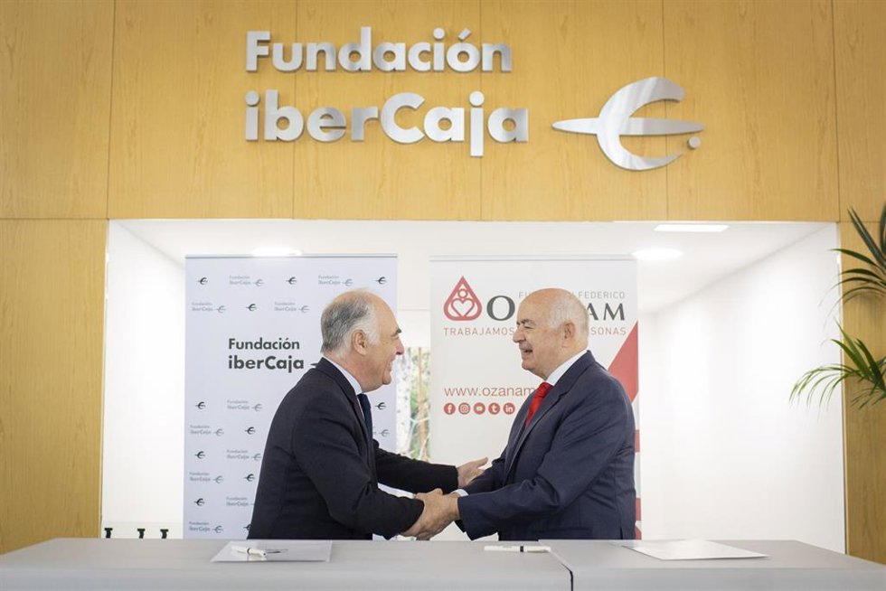 El director general de Fundación Ibercaja, José Luis Rodrigo; y el presidente de la Fundación Federico Ozanam, Fernando Galdámez, han rubricado el acuerdo de colaboración del programa formativo "Granja Escuela Torrevirreina"