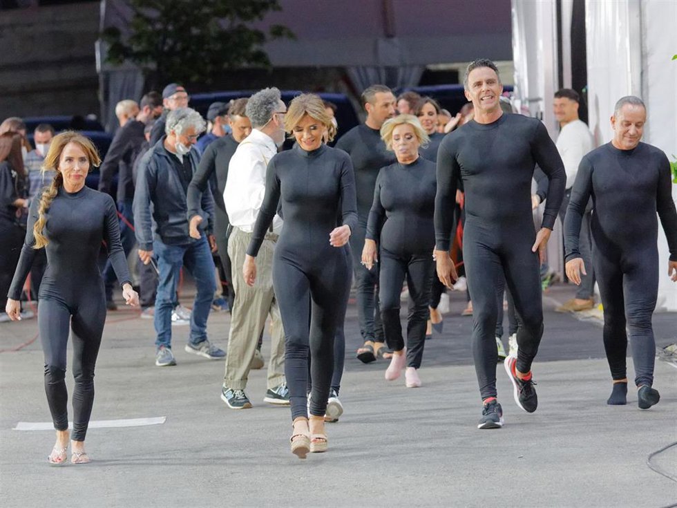 María Patiño, Gema López, Alonso Caparrós, Carmen Borrego y Víctor Sandoval, uniformados con un mono negro
