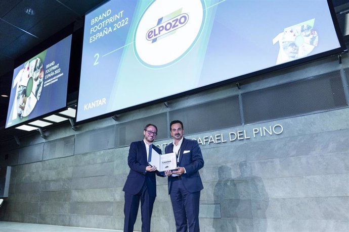 Rafael Fuertes, director general de ElPozo Alimentación recibe el reconocimiento de la marca ELPOZO de manos de Jorge D.Folch, director Kantar Worldpanel España.