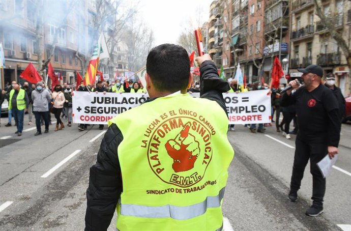 Archivo - Imagen de recurso de un manifestante con un chaleco de la plataforma sindical EMT.