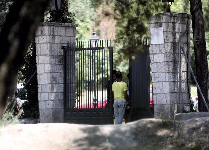 Archivo - Un joven pasa por la puerta del centro de primera acogida de menores extranjeros no acompañados (menas) situado en la zona de Casa de Campo, en Madrid (España). 