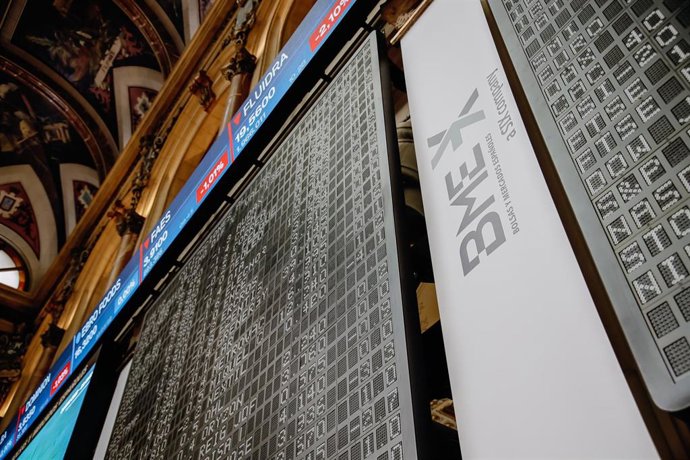 Paneles en el interior del Palacio de la Bolsa de Madrid, a 24 de mayo de 2022, en Madrid (España).