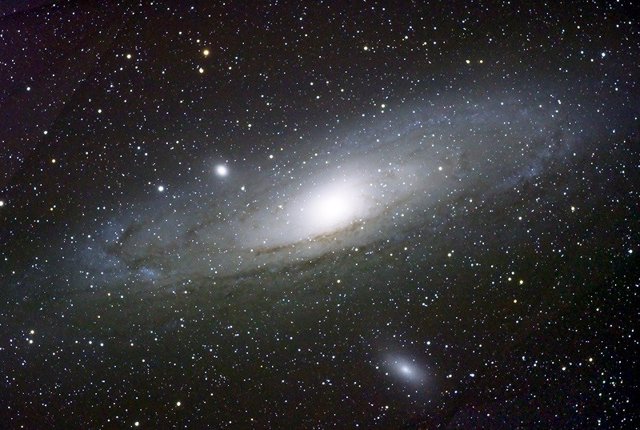 La galaxia de Andrómeda, el vecino más cercano de nuestra Vía Láctea, es el objeto más distante en el cielo que puedes ver a simple vista.