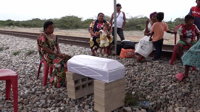 Una familia wayúu vela a un niño de nueve meses fallecido en La Guajira