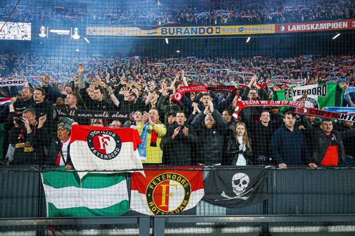 Imagen de aficionados del Feyenoord durante un partido en De Kuip