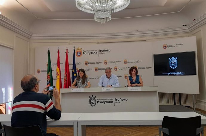 El portavoz de EH Bildu en el Ayuntamiento de Pamplona, Joseba Asiron, y las concejalas Maider Beloki y Eva Aranguren durante la rueda de prensa