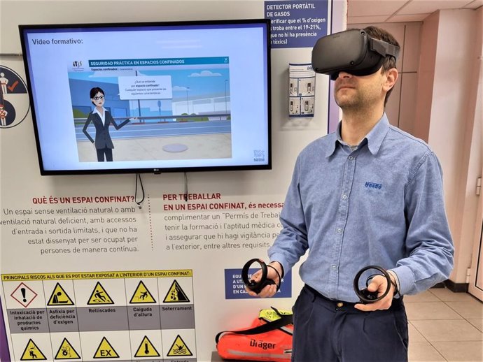 Un persona utiliza el modelo de Virtual Training Center de Nestlé