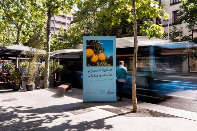 Turisme Comunitat Valenciana lanza "la primera campaña publicitaria inclusiva" de un destino turístico, que incluye carteles publicitarios en las calles de Madrid que acercan las sensaciones y olores que mejor identifican a la Comunitat Valenciana.