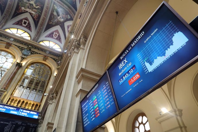 Paneles de valores del IBEX 35 en el Palacio de la Bolsa de Madrid.