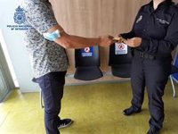 Un hombre de 84 años entrega a la Policía 500 euros que encontró en la calle