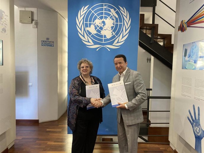 Álex Mejía, director de la Red Global Cifal, y Teresa Santos, presidenta en Málaga del Colegio de Periodistas de Andalucía, firman un acuerdo para dar a conocer los Objetivos de Desarrollo Sostenible entre los periodistas