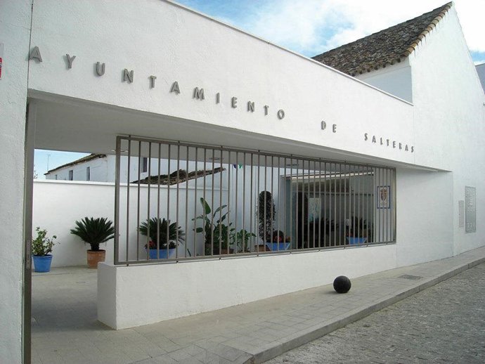 Archivo - Fachada del Ayuntamiento de Salteras en una imagen de archivo