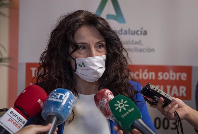 Archivo - La consejera de Igualdad, Políticas Sociales y Conciliación, Rocío Ruiz, atiende a los medios, foto de archivo