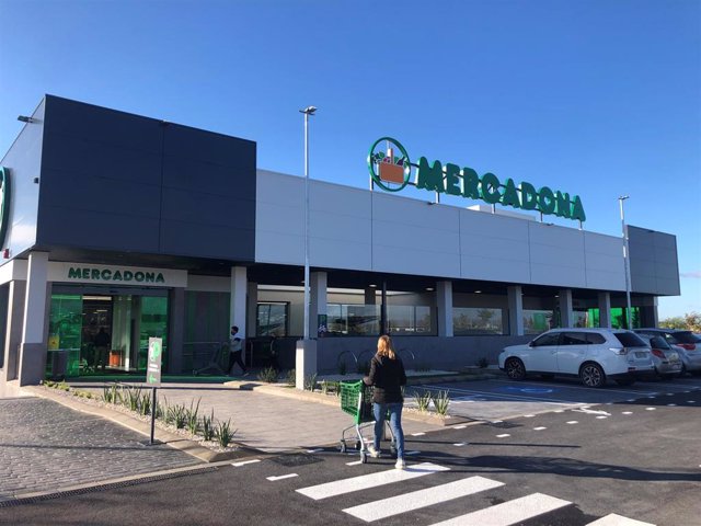 Archivo - Supermercado de Mercadona en la provincia de Sevilla.
