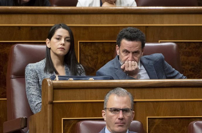 La líder de Cs, Inés Arrimadas, y el portavoz adjunto de Ciudadanos en el Congreso, Edmundo Bal, en una sesión plenaria en el Congreso de los Diputados, a 25 de mayo de 2022, en Madrid (España).