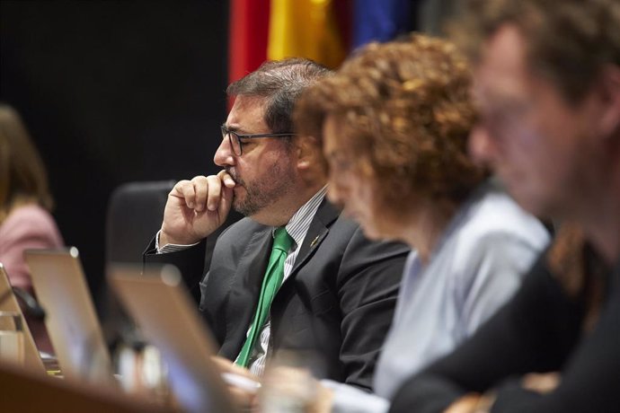 Mesa del Parlamento de Navarra en una seisón de pleno este jueves