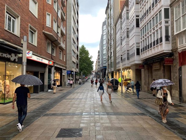 Archivo - Personas paseando en una calle céntrica de Vitoria
