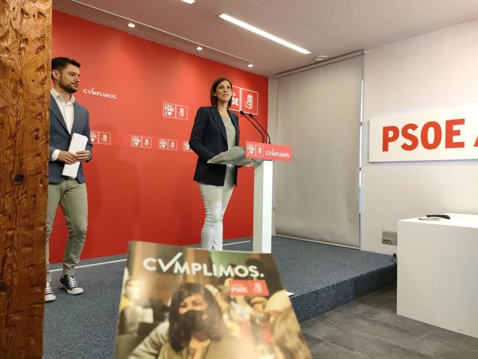 La secretaria de Organización del PSOE, María Marrodán, y el portavoz del Grupo Parlamentario Socialista, Raúl Díaz, en comparecencia de prensa