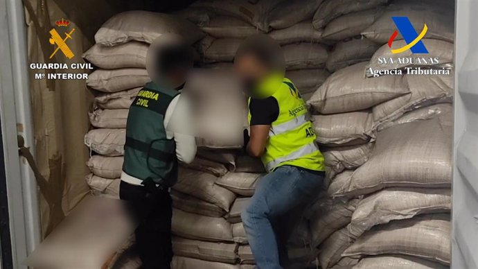 La Guardia Civil y la Agencia Tributaria intervienen 215 kilogramos de cocaína en el interior de un contenedor en el Puerto de Las Palmas