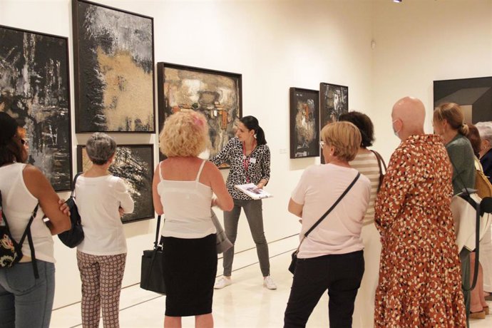 Usuarias del Servicio de Agentes de Igualdad visitan la antología de Juana Francés en el Museo Thyssen