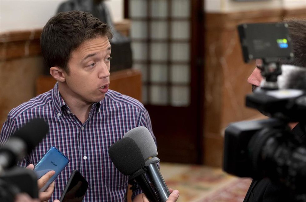 El portavoz de Más País en el Congreso, Íñigo Errejón, responde a los medios a su llegada a una sesión plenaria en el Congreso de los Diputados, a 25 de mayo de 2022, en Madrid (España).