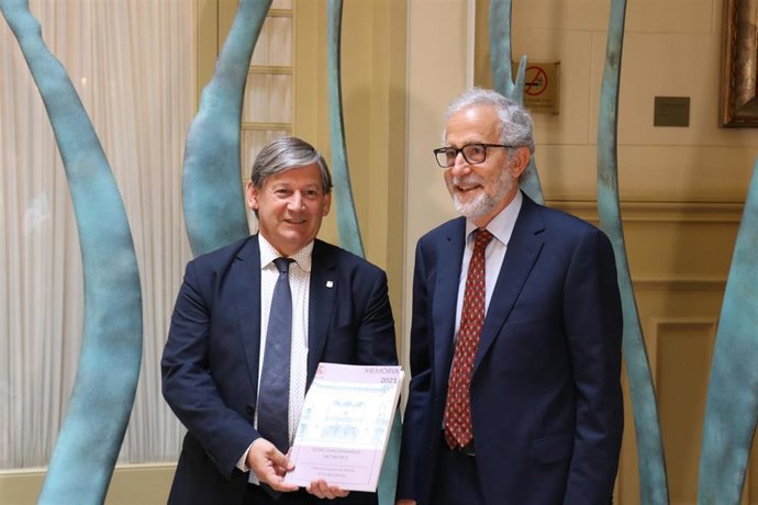 El presidente del Parlament, Vicen Thomas, y el presidente del TSJIB, Carlos Gómez.