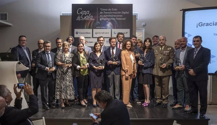 Fotografía de familia de los galardonados con los Premios Aslan