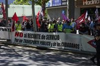 Sindicatos de Metro y EMT se concentran ante la Asamblea: "No rebajan impuestos, rebajan derechos, trenes y autobuses"
