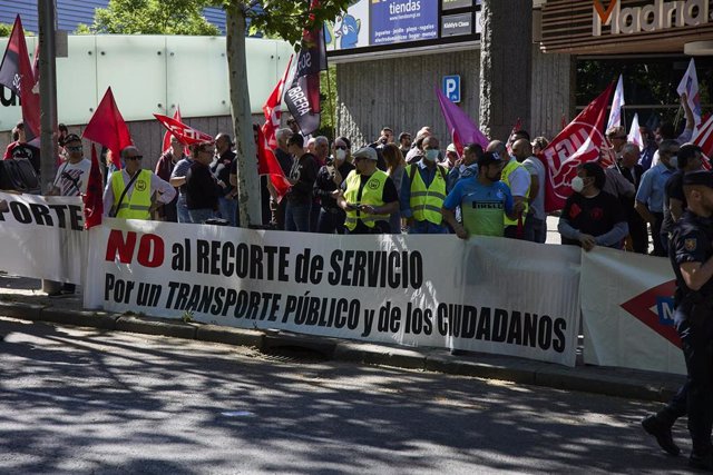 Trabajadores de Metro de Madir dy la Empresa Municipal de Transportes (EMT) protestan frente a la Asamblea de Madrid por el "deterioro" del transporte público en la región.