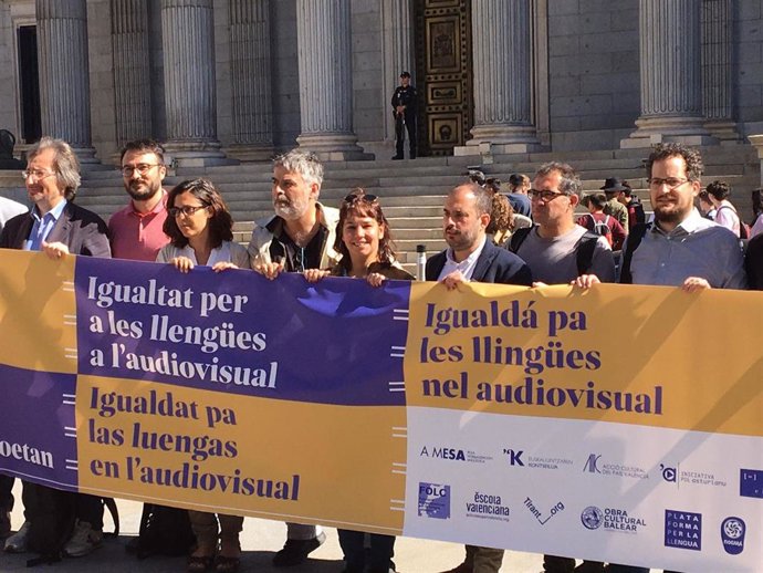 Entidades en defensa de la lengua hacen "un frente común" contra la Ley audiovisual frente al Congreso