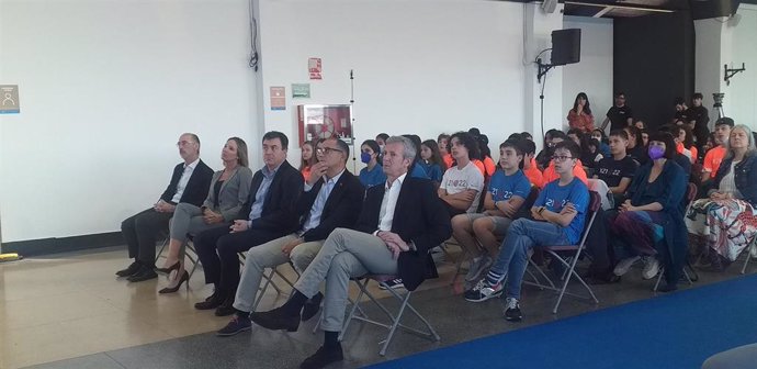 O presidente da Xunta, Alfonso Rueda, nun acto en Vigo, xunto ao conselleiro de Cultura, Román Rodríguez, e a delegada territorial do goberno galego, Marta Fernández-Tapias, entre outros.