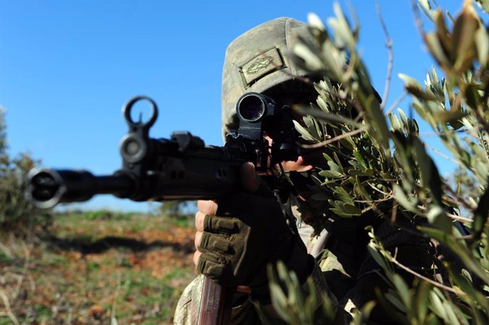 Archivo - Soldado turco apuntando con un fusil