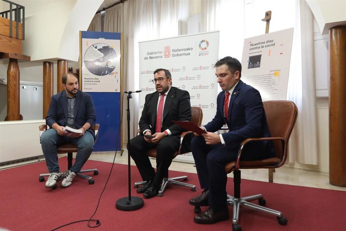 El vicepresidente Javier Remírez (c) durante la presentación del libro 'Nuestros días contra la Covid'. A la derecha de la imagen el director general de Comunicación y Relaciones Institucionales, Miguel Moreno, y a la izquierda el autor, Daniel Burgui.