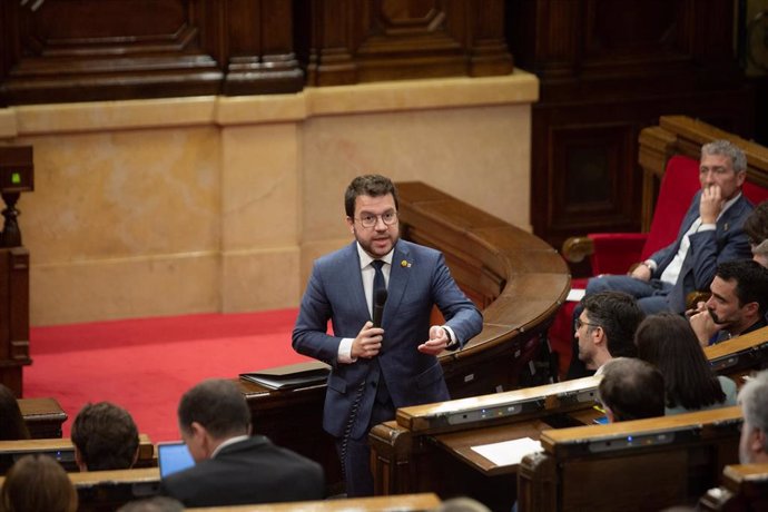 El presidente de la Generalitat, Pere Aragons, en el pleno del Parlament. 