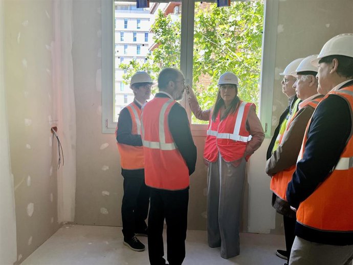 La consejera de Sanidad, Sira Repollés, ha visitado las obras del nuevo centro de salud del Barrio Jesús de Zaragoza junto con el presidente de la Comunidad Autónoma, Javier Lambán.