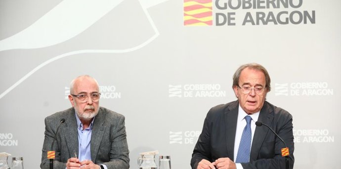 El director general de Función Pública, Esteban del Ruste, y el consejero de Hacienda, Carlos Pérez Anadón
