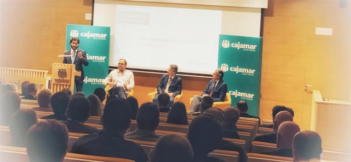 El economista José Carlos Díez en el desayuno socioeconómico de Cajamar con el exministro Íñigo de la Serna (ambos sentados en los laterales)