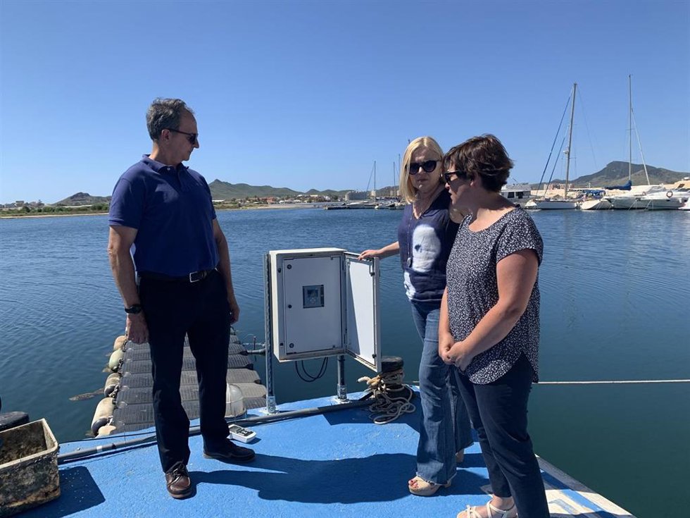 El portavoz del Comité Científico del Mar Menor, Emilio María Dolores, durante la puesta en marcha de la experimentación para aportar oxígeno a lugares afectados por la anoxia.