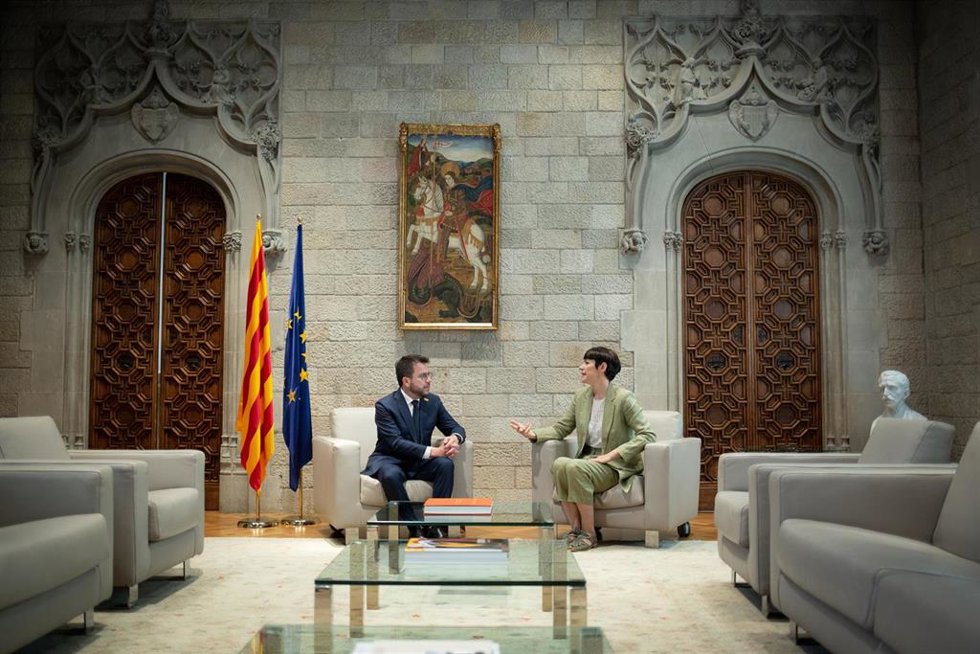 El presidente de la Generalitat, Pere Aragons, se reúne con la portavoz nacional del BNG, Ana Pontón, en el Palau de la Generalitat.