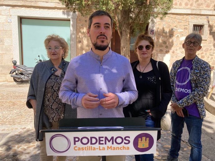 El coordinador regional de Podemos atiende a los medios ante el Hospitalito del Rey.