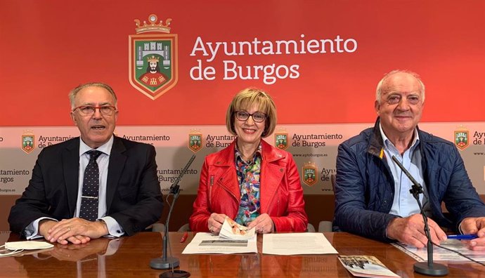 En el centro de la imagen la concejal de Mayor de Burgos, Lola Ovejero, junto a representantes de la organización del Encuentro Interprovincial de Mayores de Telefónica.