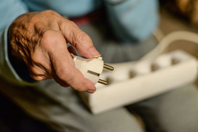 Archivo - Np Cruz Roja Ayuda A 260 Familias Afectas Por La Pobreza Energética En La Provincia