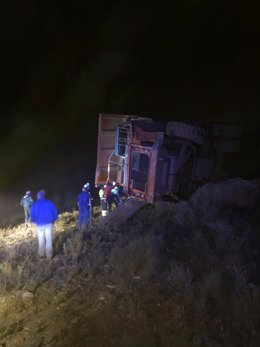 Los bomberos de Guadix rescatan al conductor de un camión tras caer por un talud de unos 30 metros