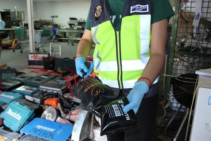 Nota De Prensa, Fotografías Y Vídeo: " La Policía Nacional Detiene A Tres Hombres Por Sustraer Herramientas Y Maquinaria De Obra"