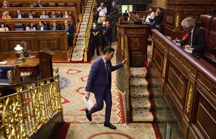 El presidente del Gobierno, Pedro Sánchez, se dirige a intervenir en una sesión plenaria, en el Congreso de los Diputados, a 26 de mayo de 2022, en Madrid (España). 