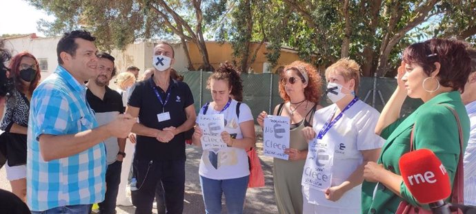 Imagen del encuentro de este jueves de la candidata de Adelante Andalucía, Teresa Rodríguez, con trabajadoras de la limpieza del Hospital de Puerto Real (Cádiz)