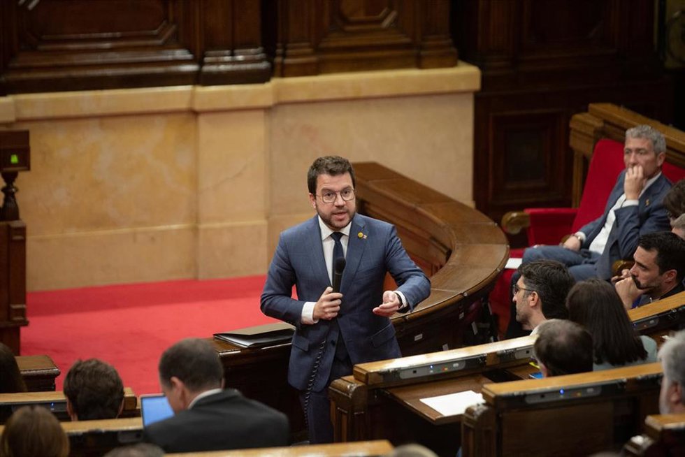 El presidente de la Generalitat, Pere Aragons, en el pleno del Parlament. 