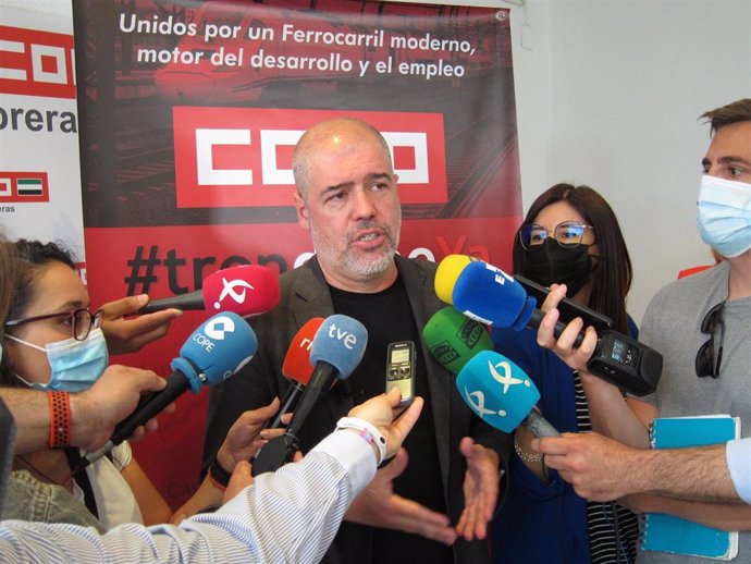 El secretario confederal de CCOO, Unai Sordo, en declaraciones a los medios en Badajoz