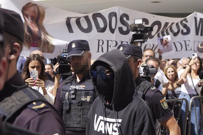 Francisco Javier García, conocido como 'El Cuco, sale de los juzgados protegido por la Policía Nacional